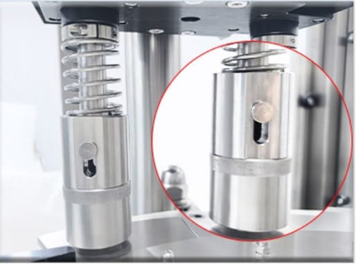 Double head machine -capping feeding device